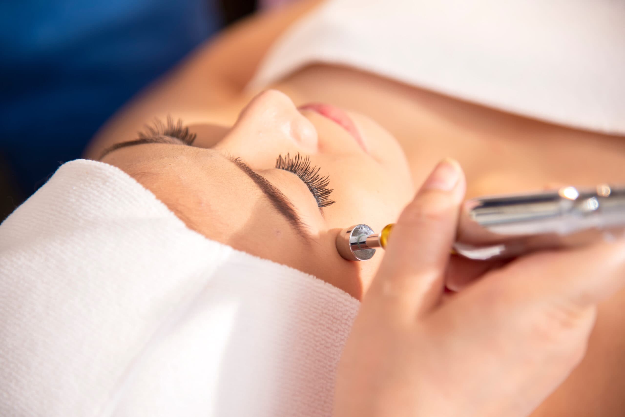 A woman undergoing facial aesthetics properly to avoid aesthetics complications.